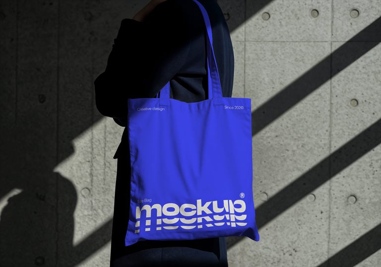 Mockup de bolsa de tela azul con una estampa de ejemplo