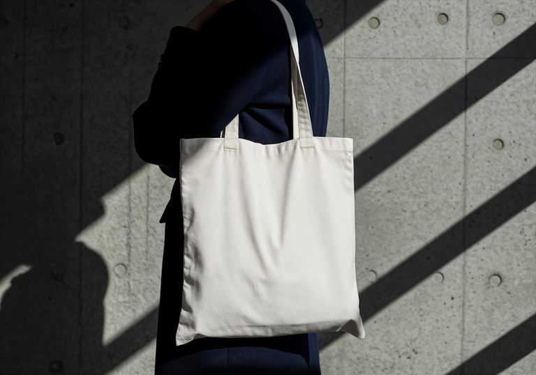 Mockup de bolsa de tela clara en una escena urbana