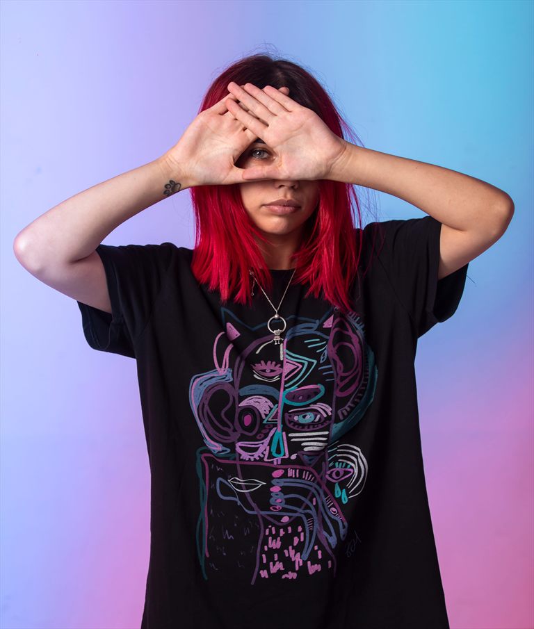 Referencia lifestyle de una persona con remera negra estampada