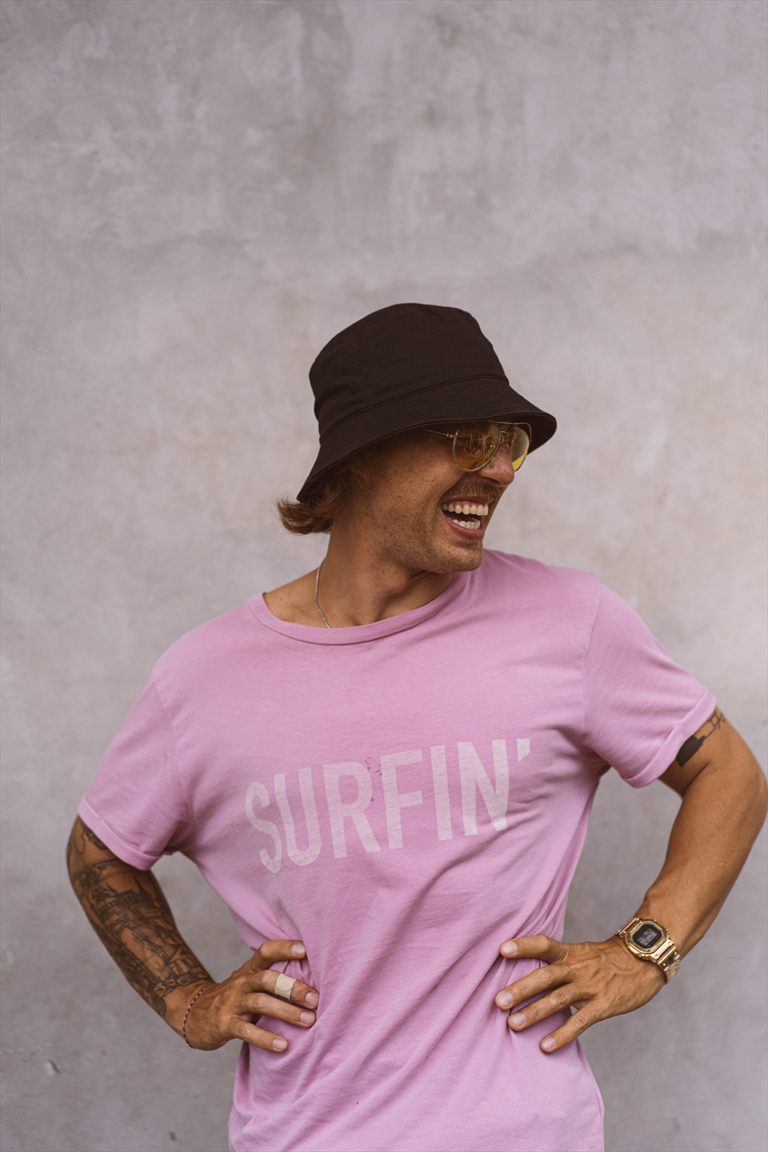 Referencia lifestyle de una persona con remera rosa