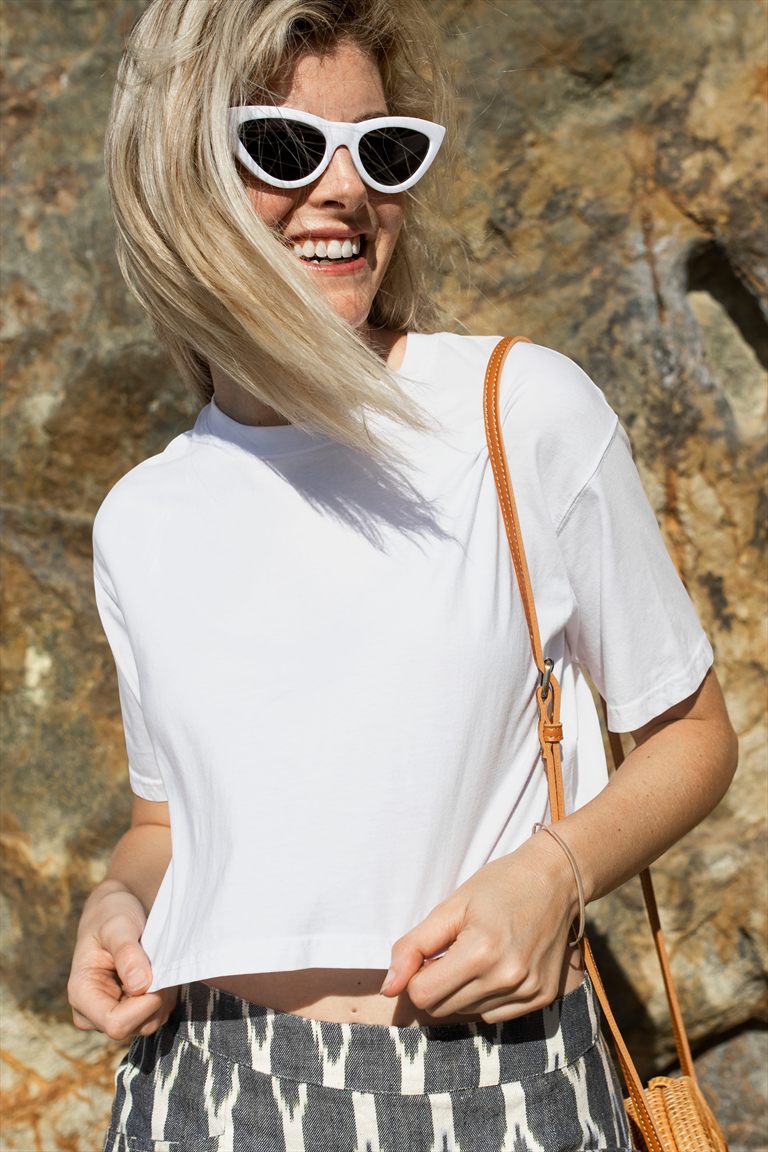 Referencia lifestyle de una persona con remera blanca