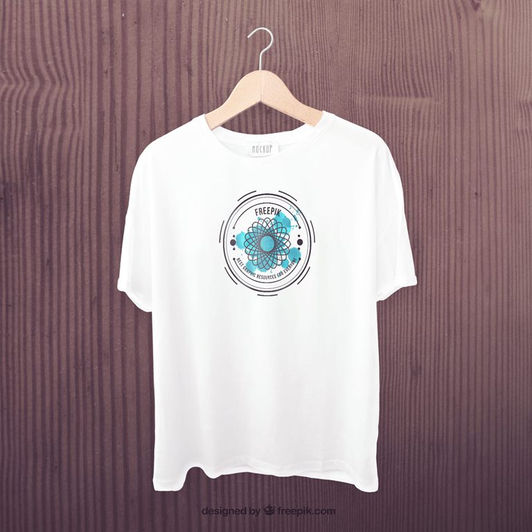 Mockup de remera blanca estampada sobre percha